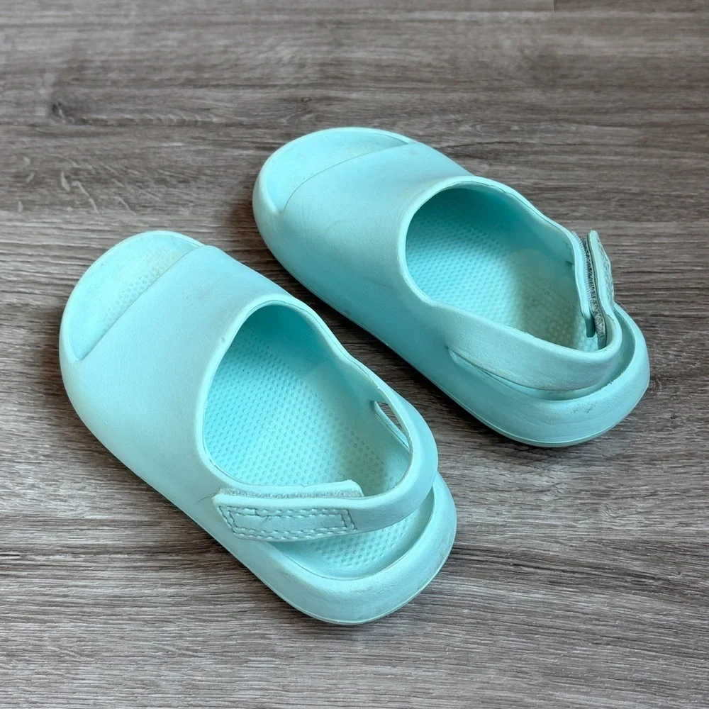 Wonder Nation kids water shoes